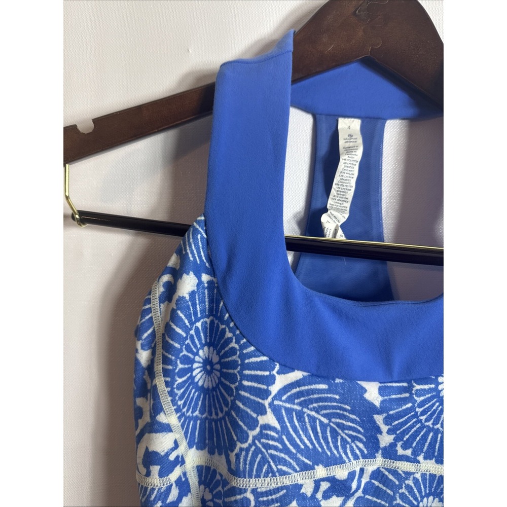 Lululemon Scoop Neck Tank Women's 4 Blue & White Floral Pattern‎ - Picture 4 of 10